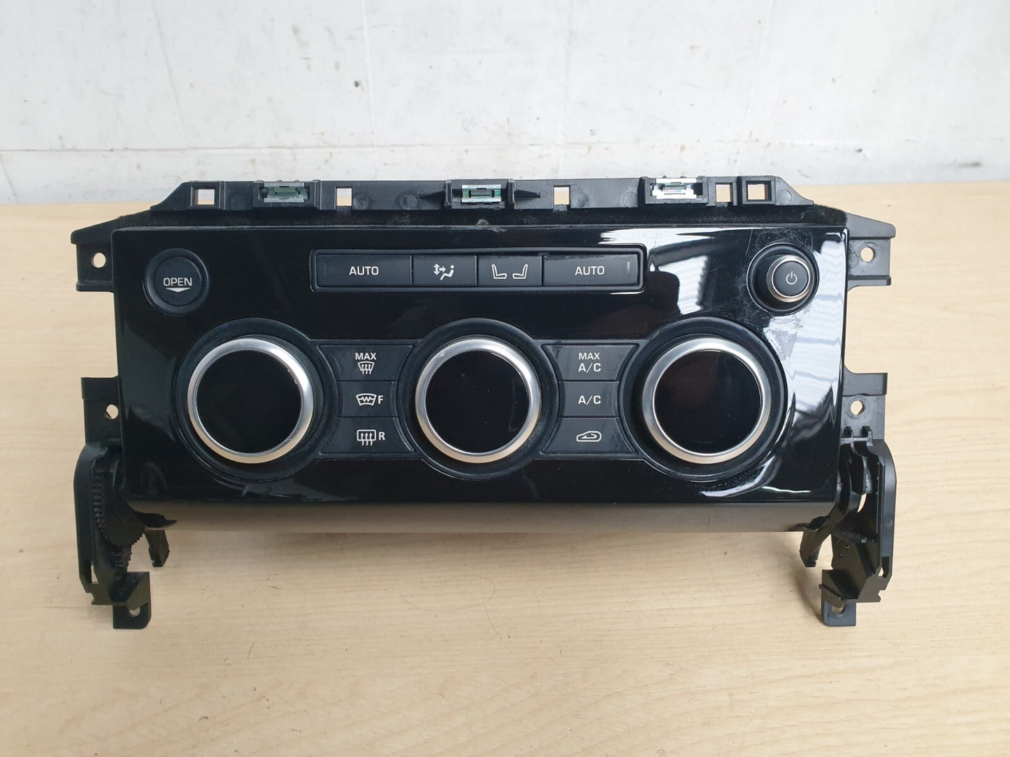 LAND ROVER DISCOVERY 5 L462 2018 AIR CON HEATER CONTROL PANEL HY3204268A - Image 1