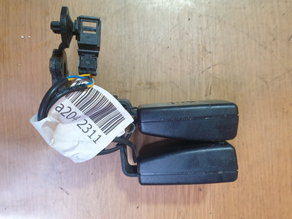 ✅2015 AUDI A3 E-TRON 1.4P SEAT BELT BUCKLE TWIN REAR CENTRE MIDDLE A204 - Image 1