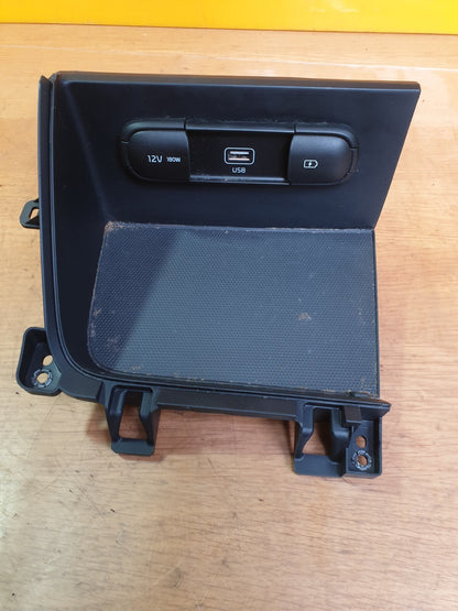 ✅Kia Niro 2 S-A 1.6 Petrol 2020 USB PORT AUX SOCKET CONSOLE TRIM 84632-G5900 - Image 1