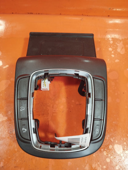 ✅HYUNDAI KONA 1.0 PETROL 2019 GEAR SELECTOR SURROUND WIRELESS CHARGING MODULE - Image 1