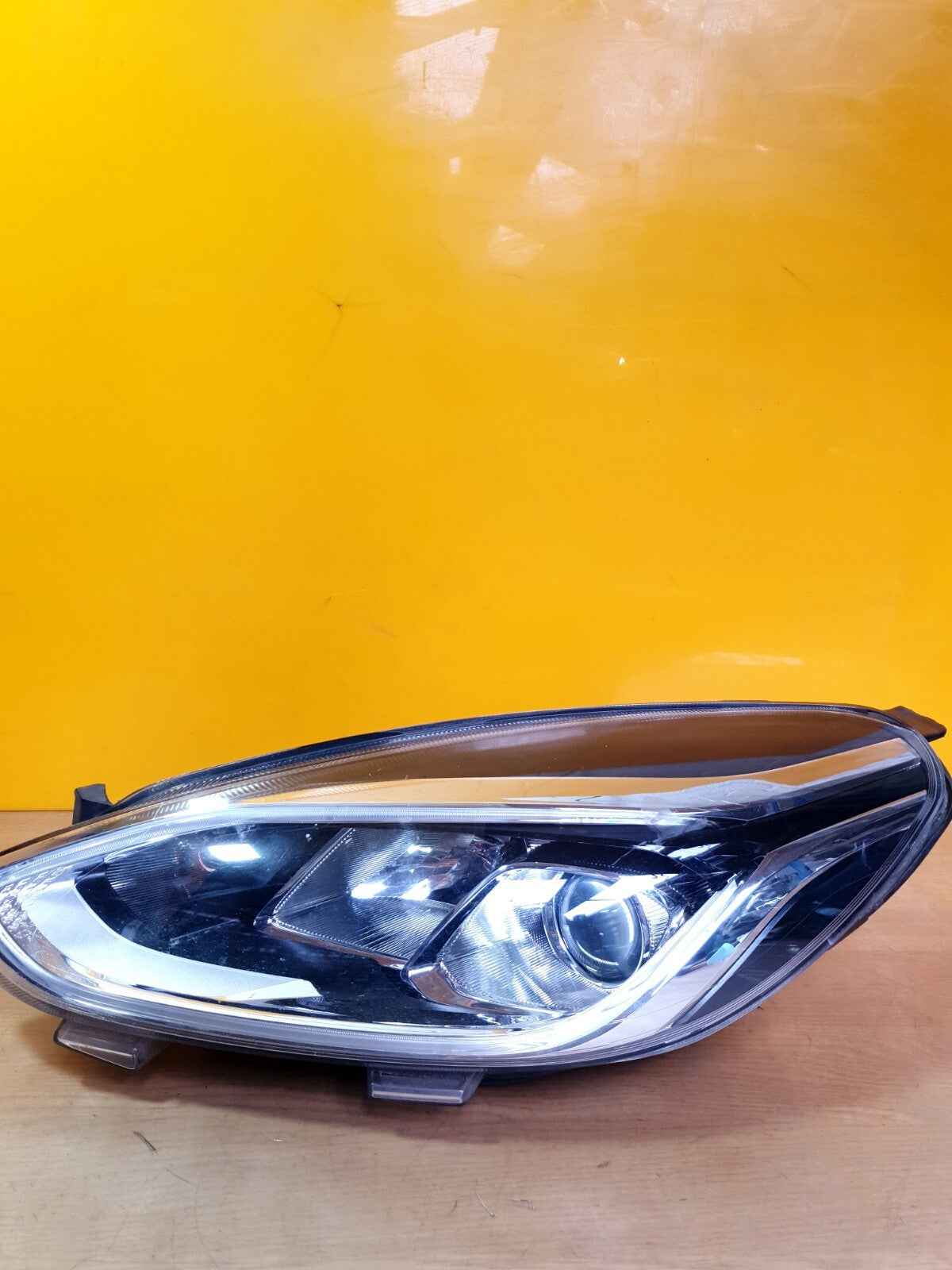 ✅2018 FORD FIESTA MK8 1.0P FRONT LEFT HEADLIGHT H1BB-13W030-DD broken brackets - Image 1