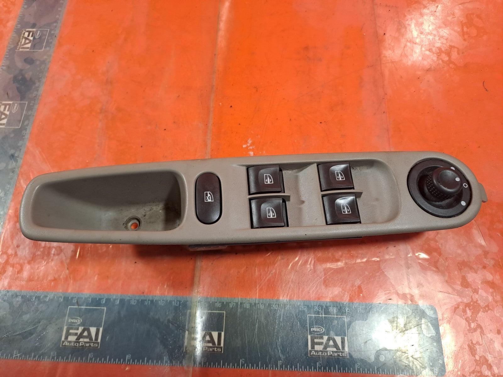✅2015 RENAULT ZOE DYNAMIQUE WINDOW MASTER SWITCH FRONT RIGHT 254008973R A317 - Image 1