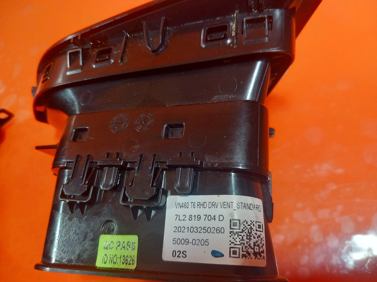 2021 VW Transporter T30 Dashboard Air Vent Set 7L2819704D Warranty A412 - Image 10