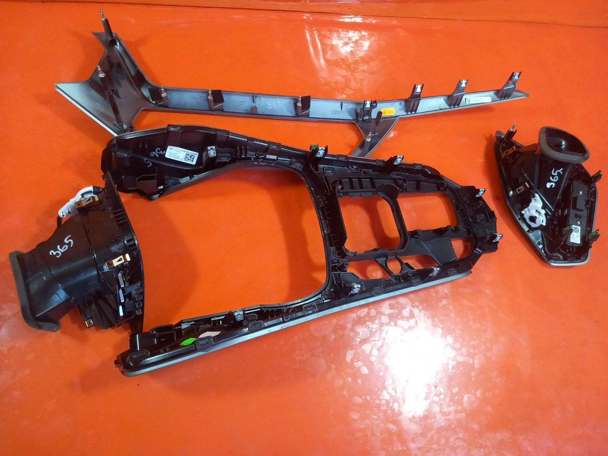 BMW F40 116D 1.5 Diesel 2021 Interior Trims and Air Vents 165A049D903 A365 - Image 3