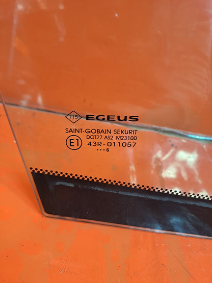 ✅RENAULT TRAFIC MK3 Sl27 1.6 DIESEL 2016 FRONT RIGHT DOOR QUARTER WINDOW GLASS - Image 5