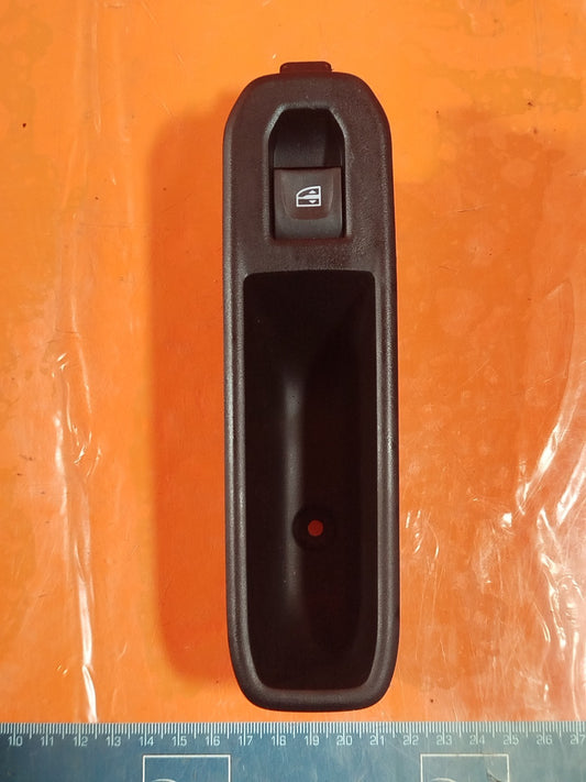 ✅2024 DACIA DUSTER JOURNEY REAR RIGHT WINDOW CONTROL TRIM 829606755R A364 - Image 1