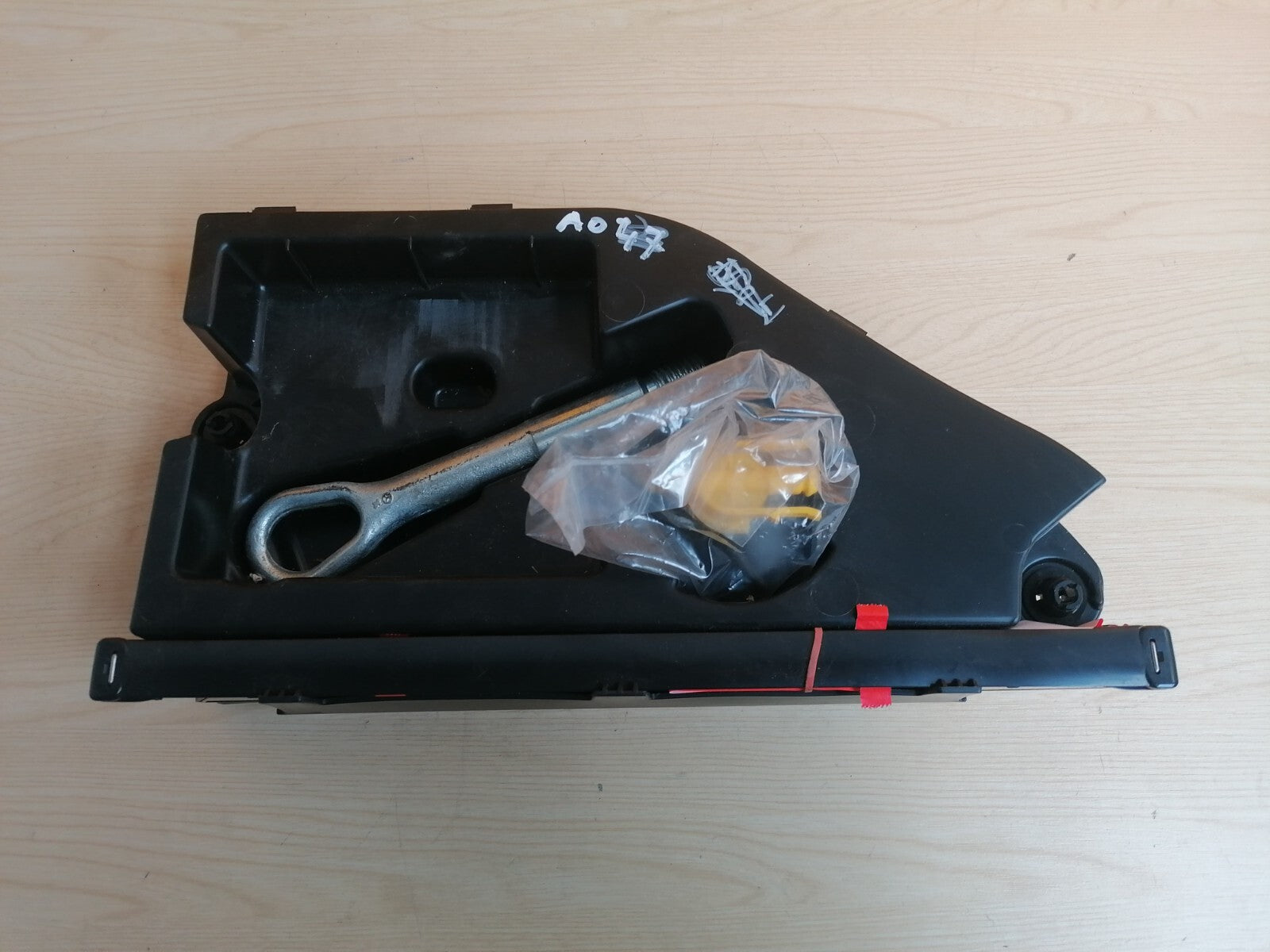 MERCEDES A200 W176 2.1 DIESEL 2015 TOOL KIT TOW EYE WARNING TRIANGLE A2468900188 - Image 4