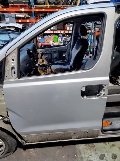 ✅2010 HYUNDAI I800 2.5D FRONT LEFT DOOR W/O MIRROR SILVER + WARRANTY A325 - Image 1