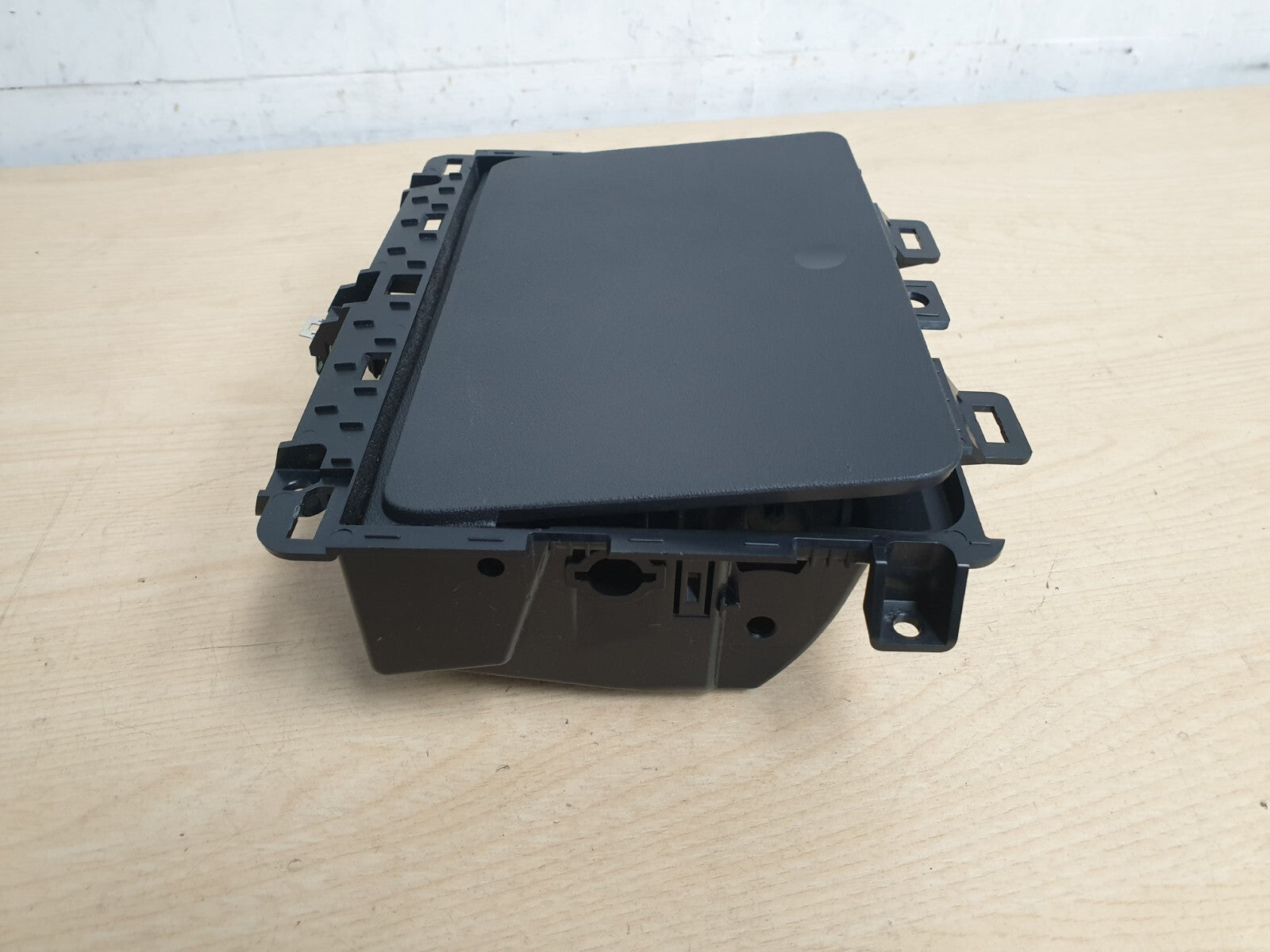 LAND ROVER DISCOVERY 5 L462 2018 GLOVE COMPARTMENT HY3267448 A046 - Image 5