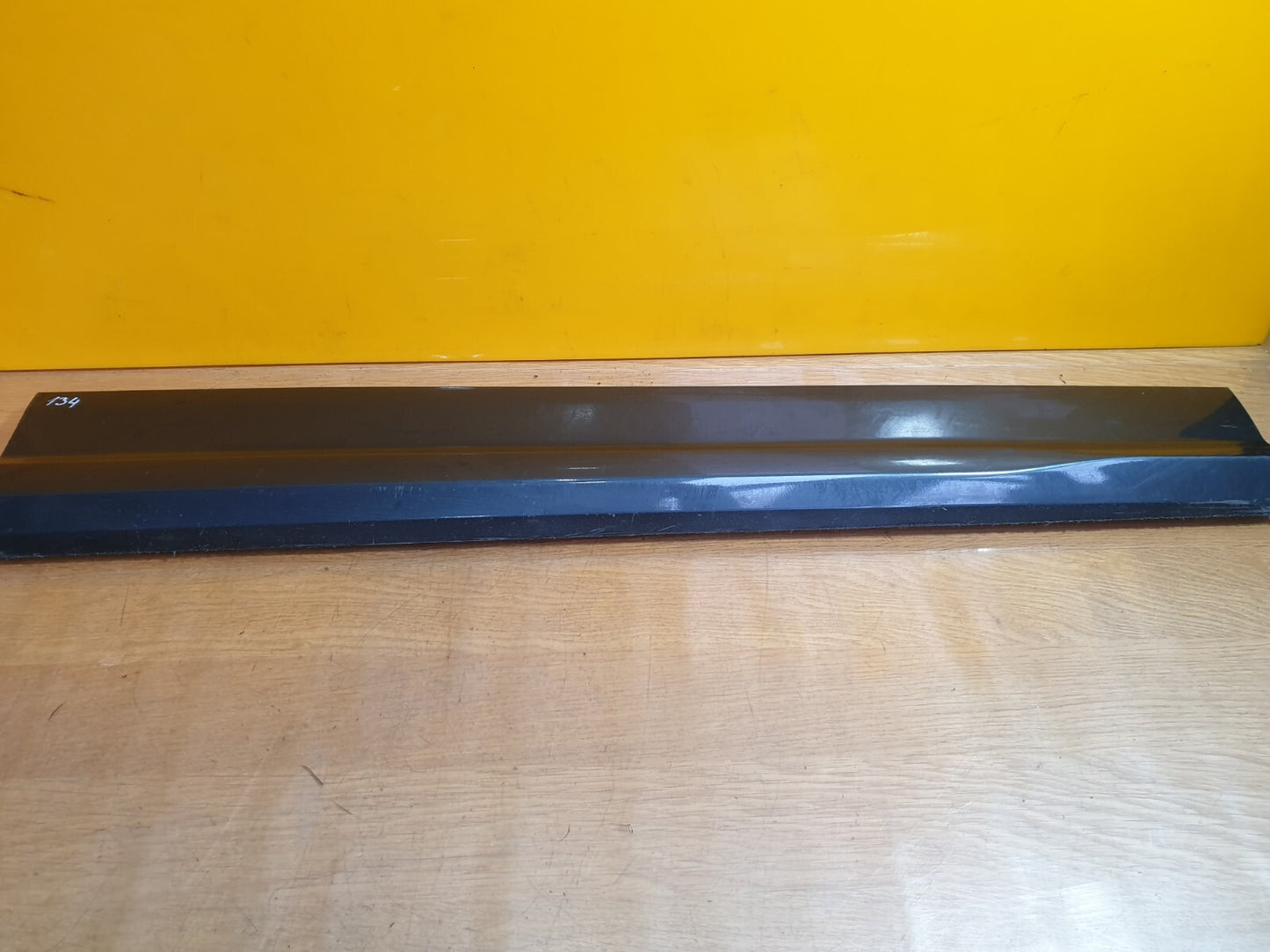 ✅AUDI Q2 S-LINE 1.4 PETROL 2017 FRONT RIGHT DOOR MOLDING GREY 81A853960B A134 - Image 1