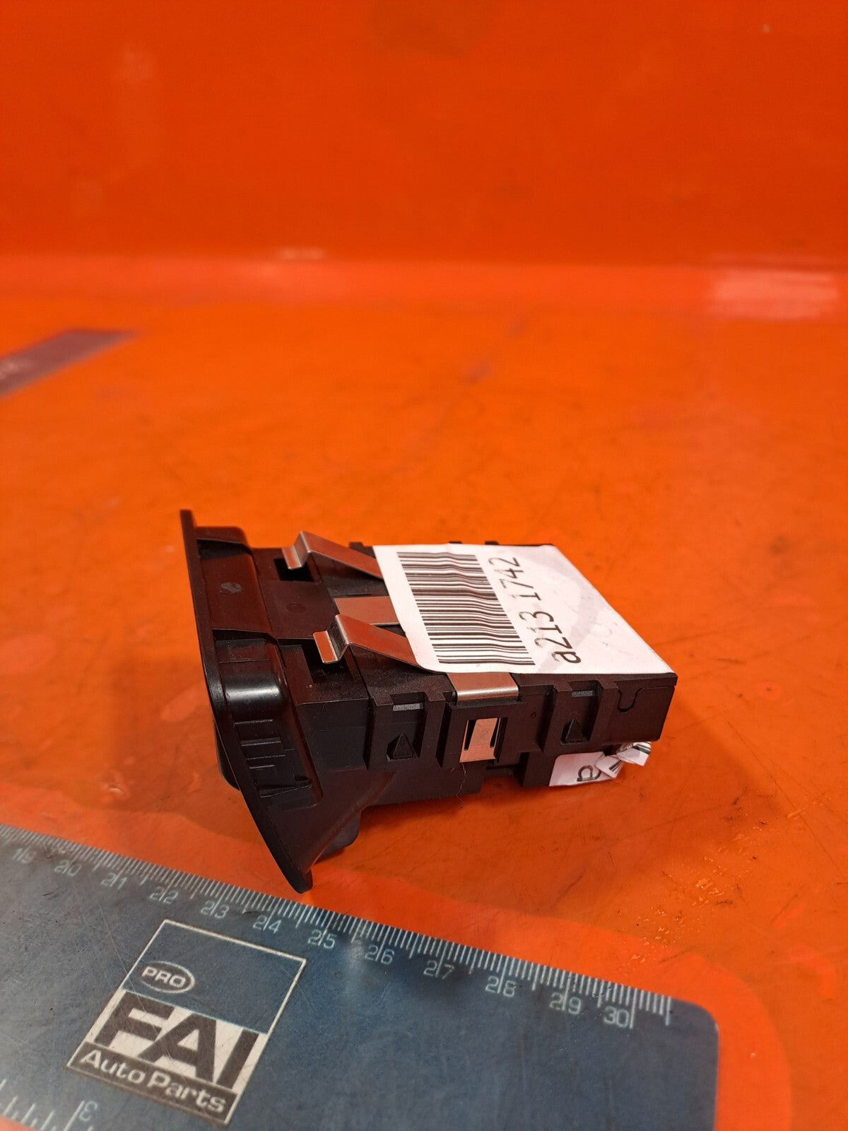 ✅MERCEDES W176 A180 1.6 PETROL 2012 HANDBRAKE RELEASE SWITCH A2469050451 A213 - Image 5