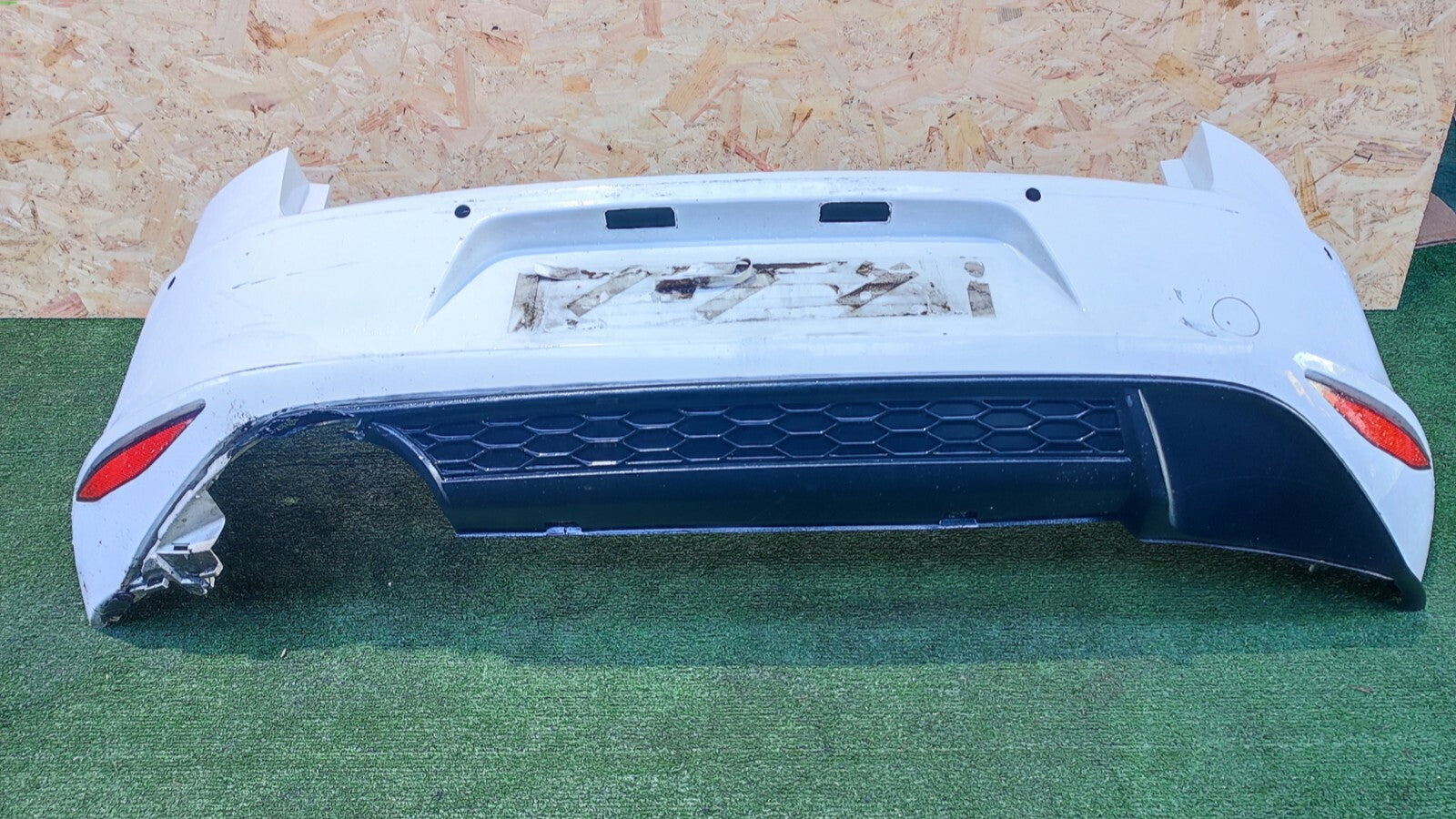 ✅VW GOLF MK7 1.4 PETROL 2015 REAR BUMPER WHITE scratches A113 - Image 3