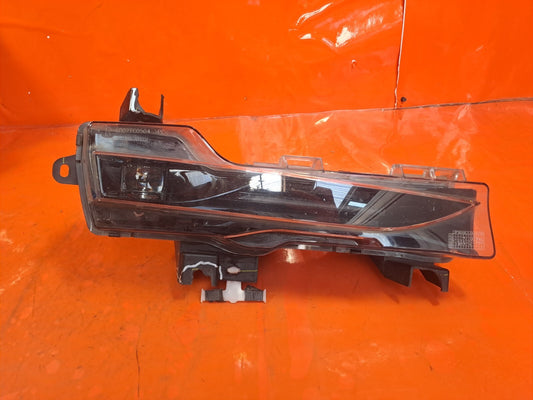 ✅2020 TESLA MODEL 3 FRONT RIGHT FOG LIGHT 1077396-00-D + WARRANTY A266 - Image 1