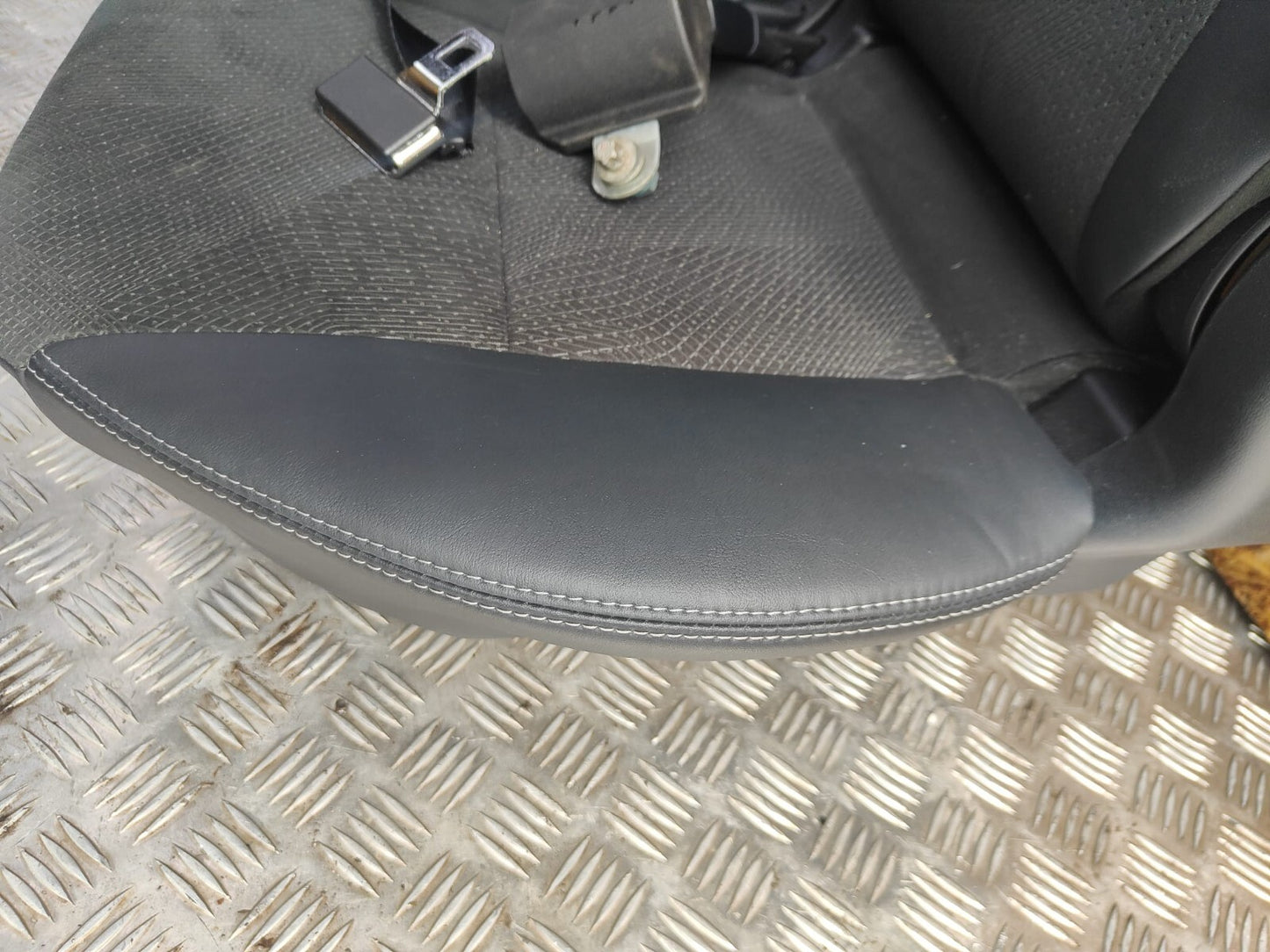 ✅Toyota Sienna 3rd row seats with seat belts camper conversion folding xAA - Image 12
