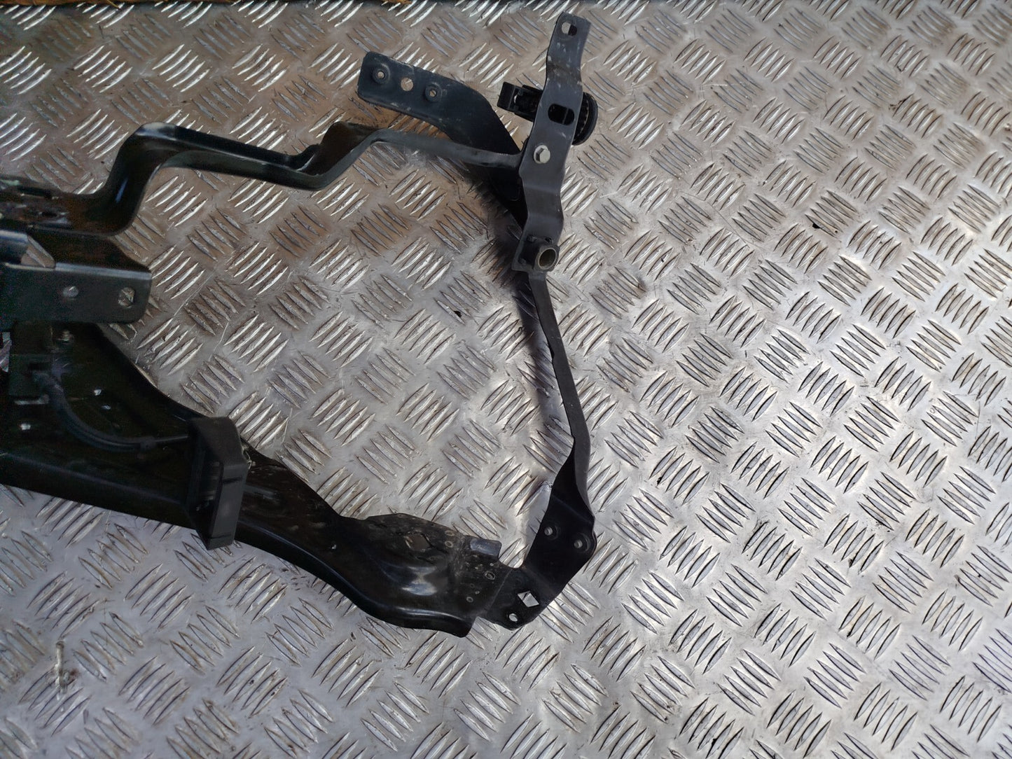 ✅MERCEDES C250 W204 2.1 DIESEL 2011 FRONT LEFT HEADLIGHT BRACKET A2046200991 - Image 6
