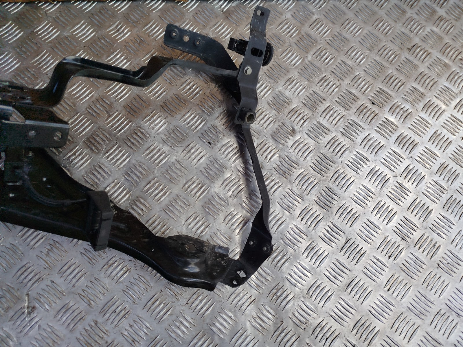 ✅MERCEDES C250 W204 2.1 DIESEL 2011 FRONT LEFT HEADLIGHT BRACKET A2046200991 - Image 6