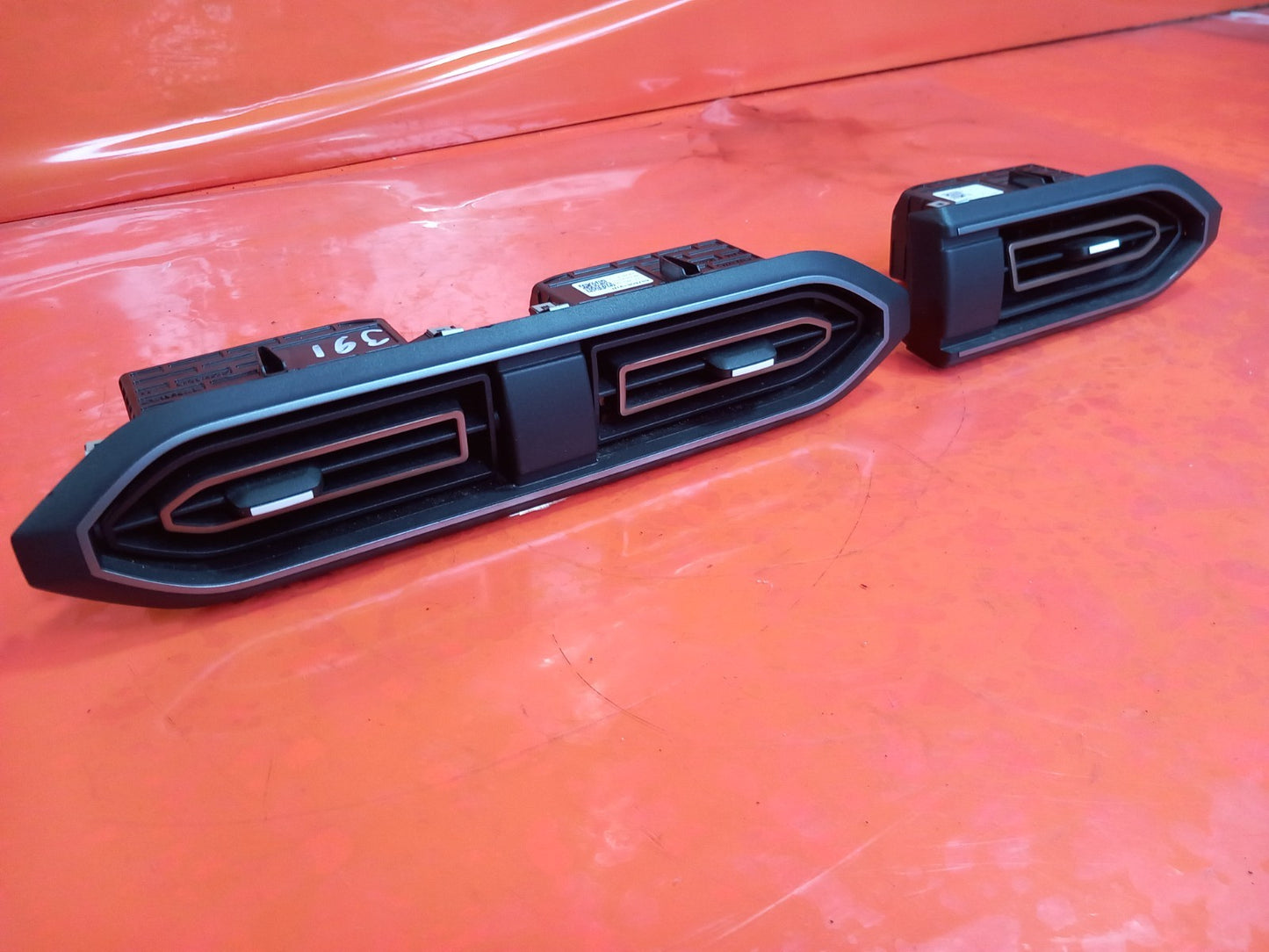2024 Dacia Jogger Front Left and Middle Air Vents 687606191R Warranty A391 - Image 2