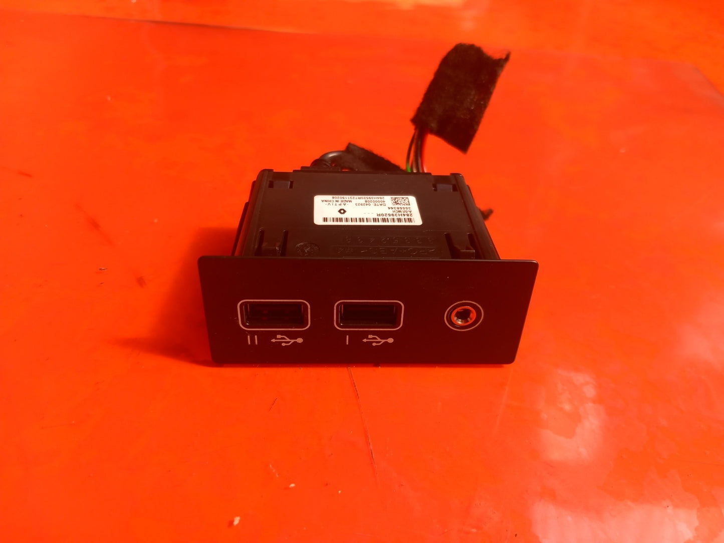 Renault Captur 1.6 Petrol 2023 USB Socket Port 284H39520R Warranty A392 - Image 2