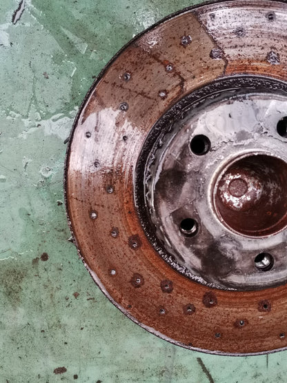 MERCEDES C200 W205 2.0 PETROL 2015 AMG FRONT WHEEL BRAKE DISC AND HUB BEARING - Image 3