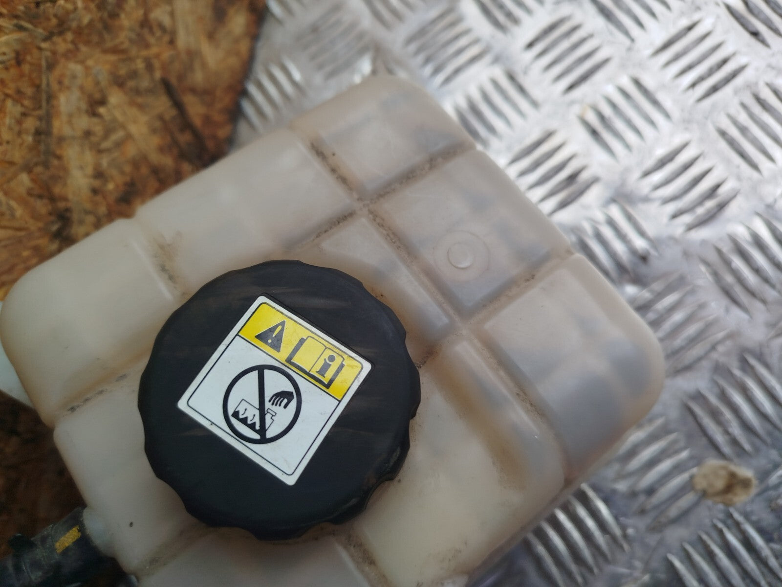 ✅SSANGYONG TIVOLI Elx 1.6 DIESEL 2016 COOLANT EXPANSION BOTTLE TANK Warranty - Image 4