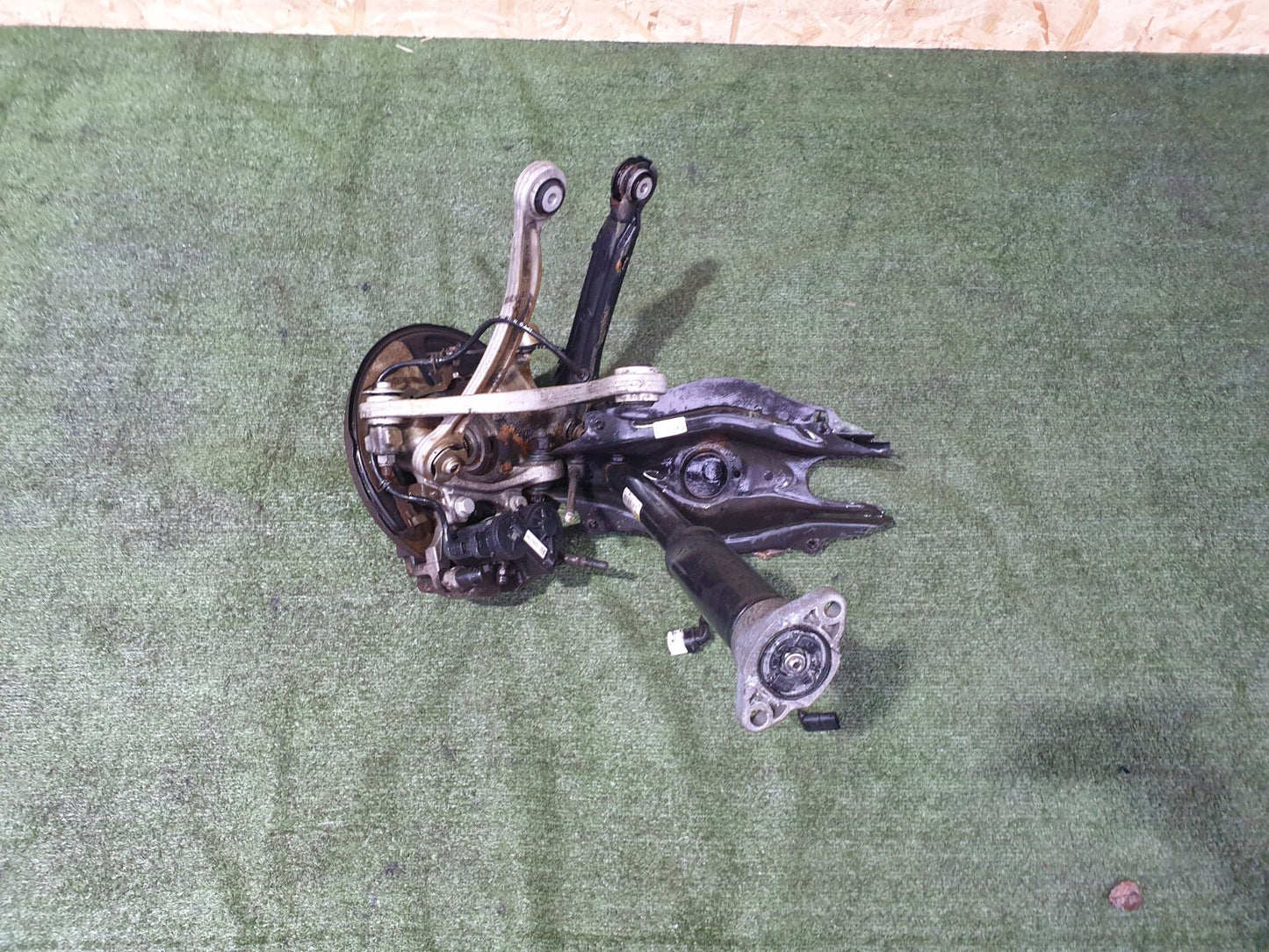 ✅2016 MERCEDES C CLASS W205 2.0P REAR LEFT SUSPENSION LEG HUB A2053521900 A123 - Image 2