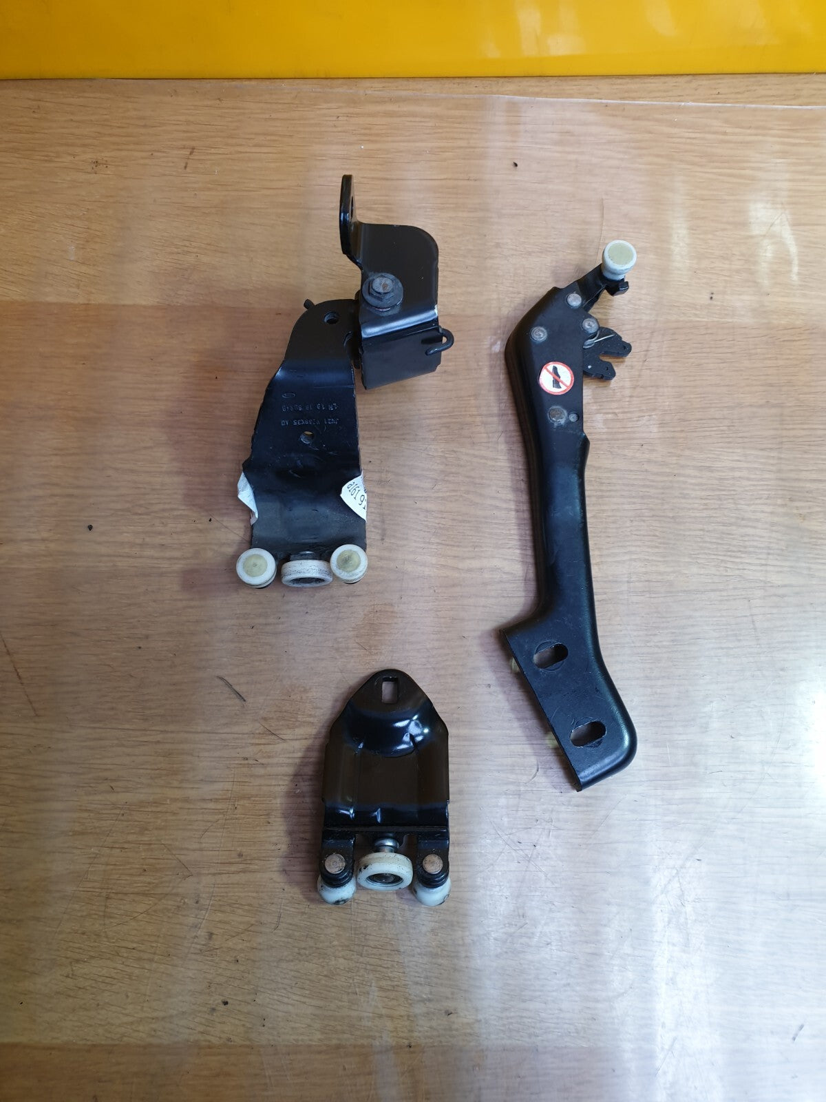 ✅2020 FORD TOURNEO CUSTOM 2.0D LEFT SLIDING DOOR ROLLER BRACKETS A161 - Image 1