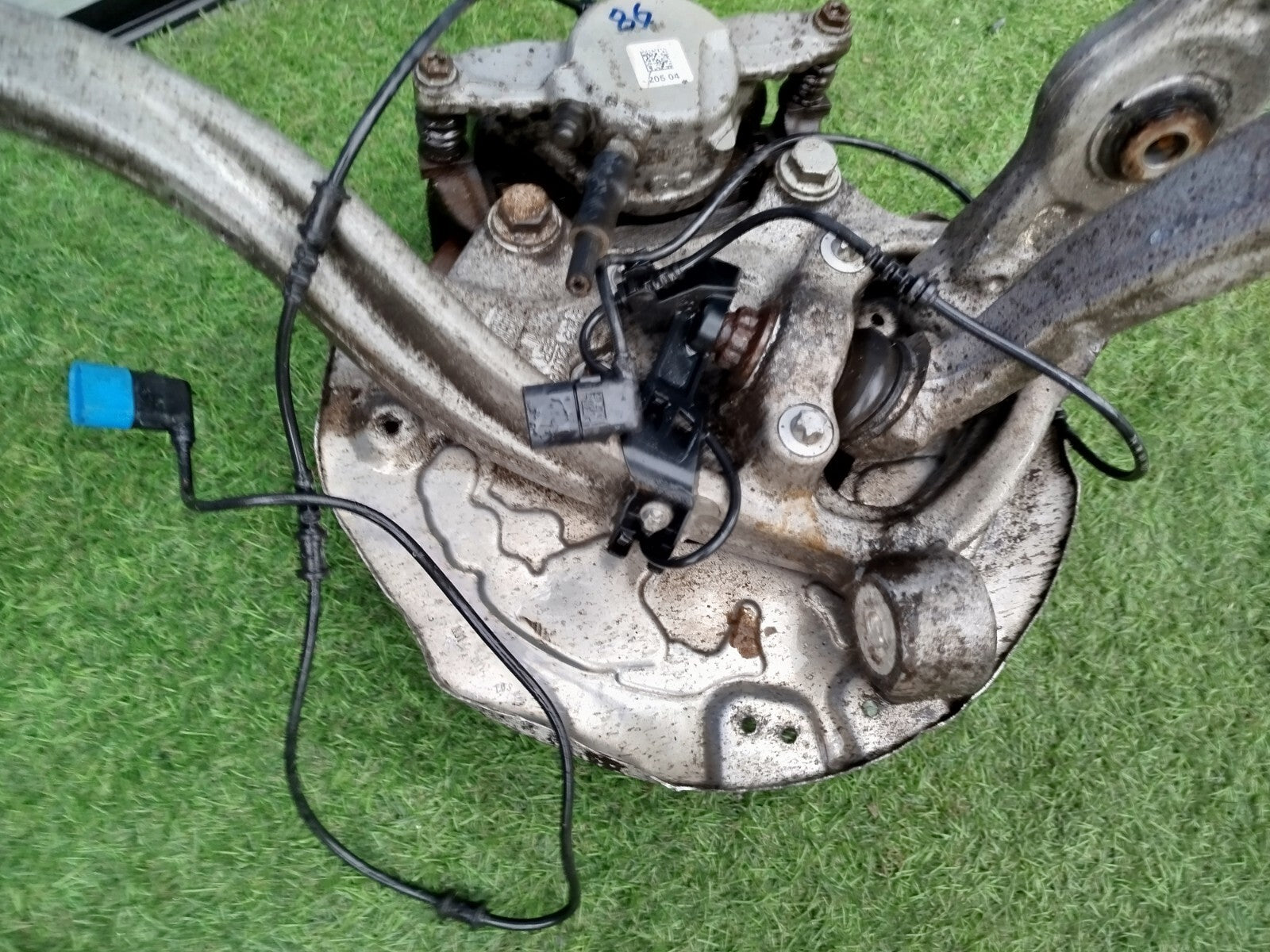 ✅2016 MERCEDES C CLASS W205 FRONT RIGHT WHEEL HUB WITH ARMS A2052200 + WARRANTY - Image 4