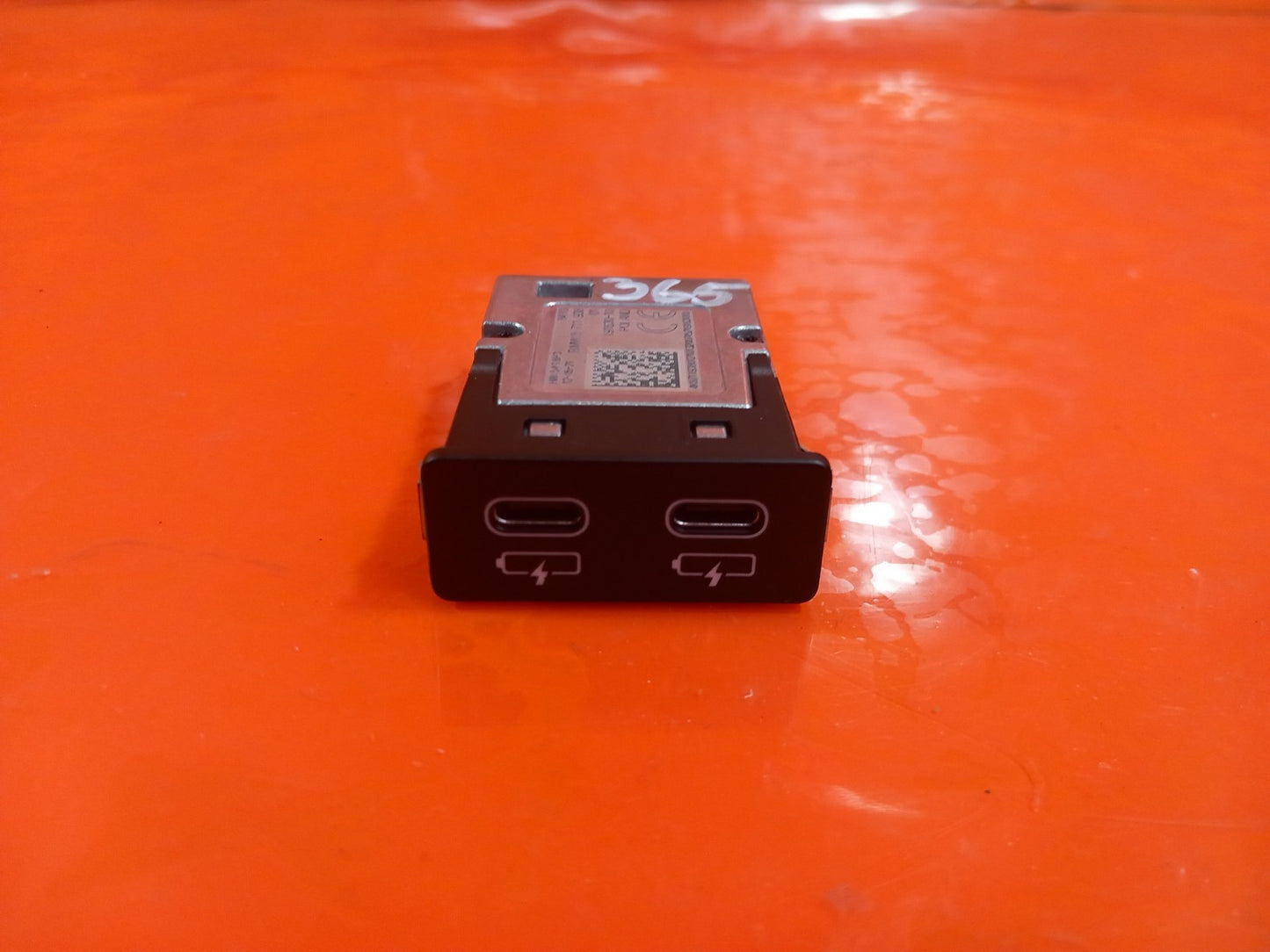 BMW F40 116D 1.5 Diesel 2021 Dual USB Port Charging Socket 8711938 Warranty A365 - Image 2