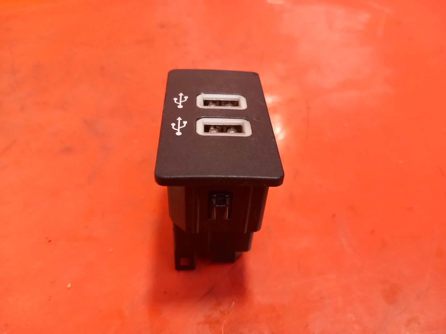2017 Ford Ranger Wildtrak USB Socket Port HC3T-14F014-BC Warranty A401 - Image 2