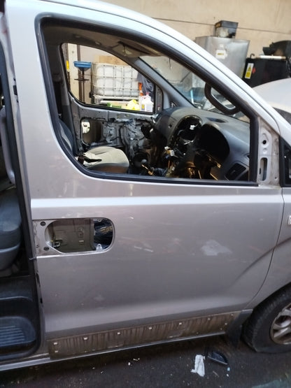 ✅2010 HYUNDAI I800 2.5D FRONT RIGHT DOOR W/O MIRROR SILVER + WARRANTY A325 - Image 5