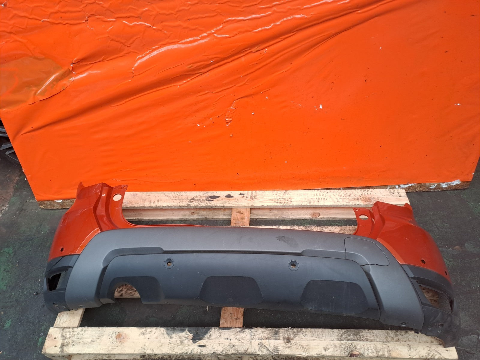 ✅2024 Dacia Duster Journey Rear Bumper Orange + Warranty A364 - Image 1