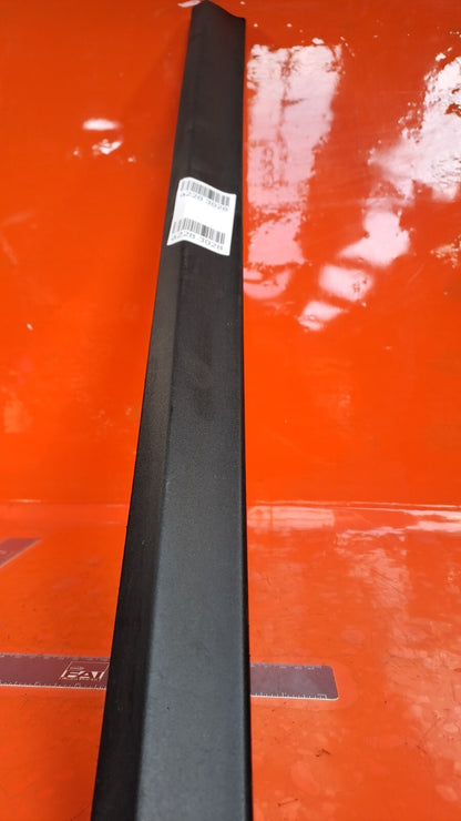 2021 KIA XCEED 4 LSG 1.5P FRONT DOOR RIGHT SIDE LOWER TRIM MOULDING PANEL A228 - Image 2