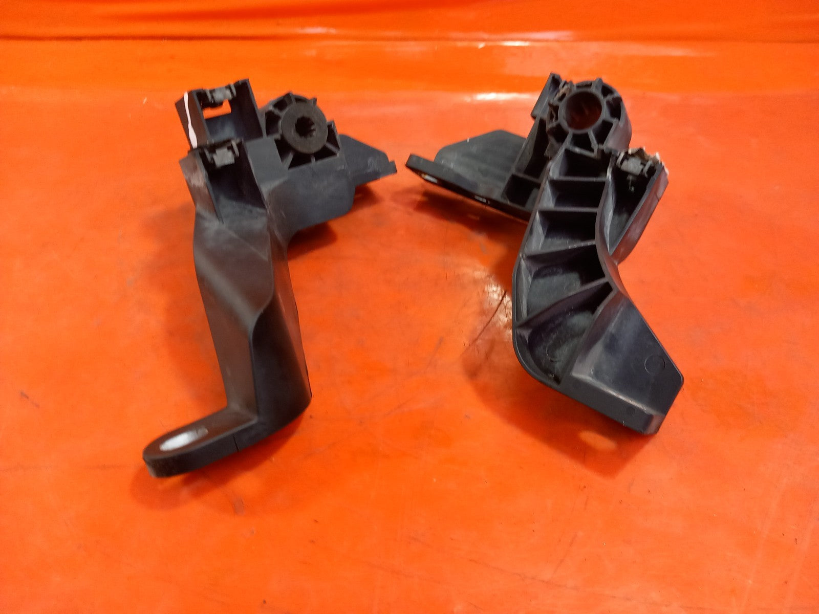 2021 Mercedes W415 Citan Front Panel Bracket Pair 215142101R Warranty A399 - Image 2