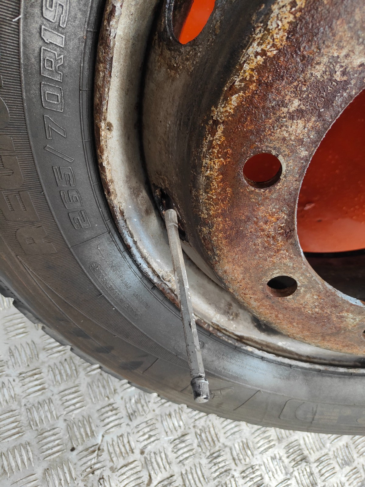 ✅2003 VOLVO FL 5.5D REAR ALLOY WHEEL WITH TYRE 265/70 R19.5 + WARRANTY A324 - Image 7