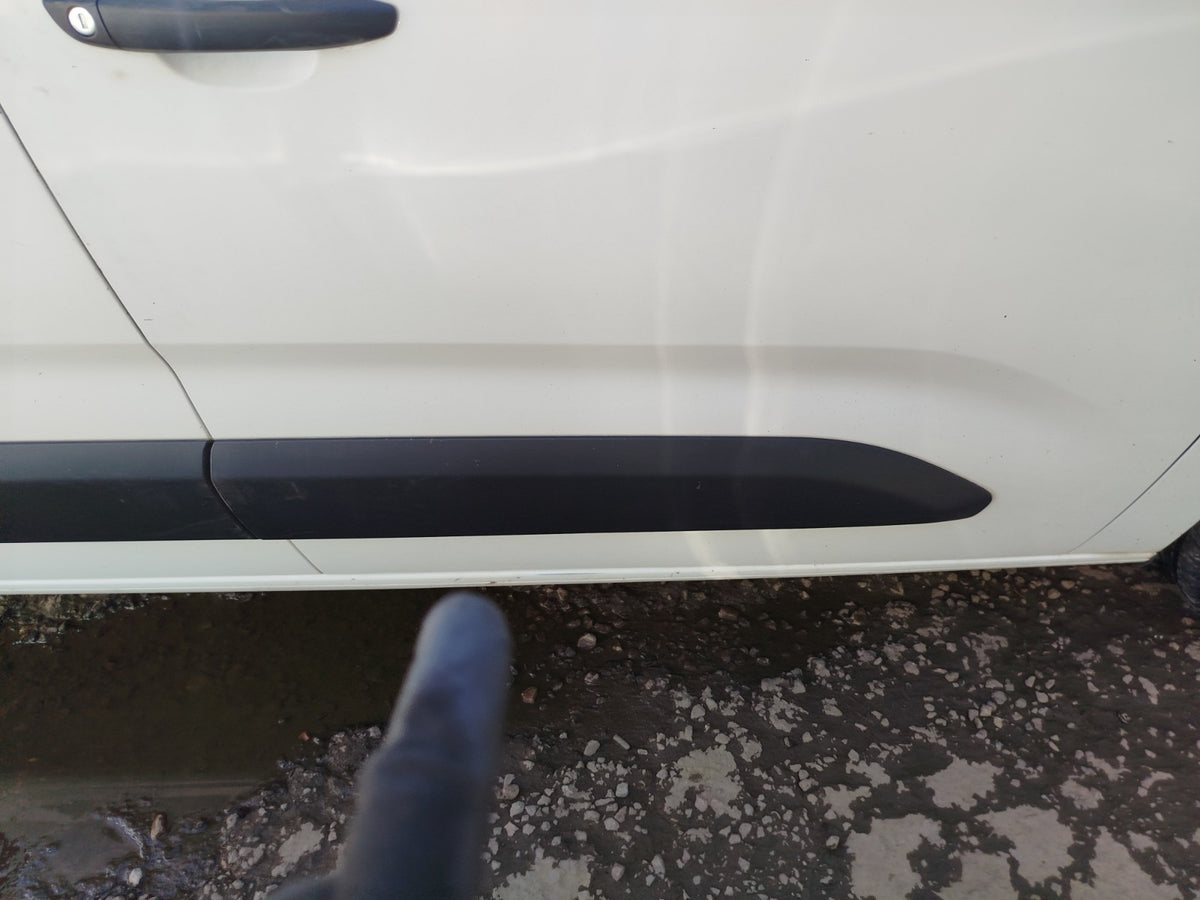 Vauxhall Combo MK4 1.5 Diesel 2020 Front Right Door Moulding Trim Black A414 - Image 1