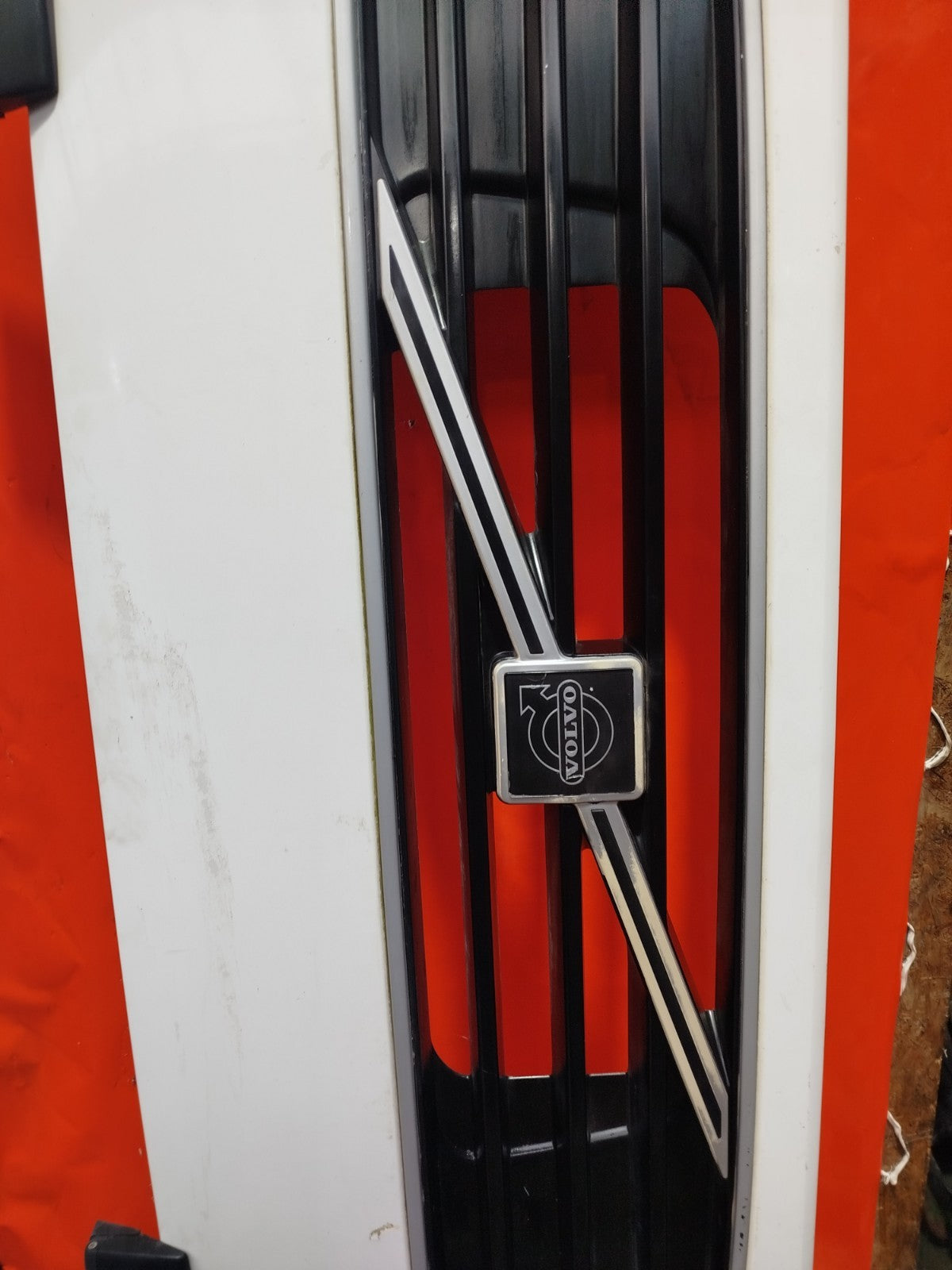 ✅VOLVO FL 5.5 DIESEL 2003 FRONT GRILLE WHITE 3954287 Warranty A324 - Image 12
