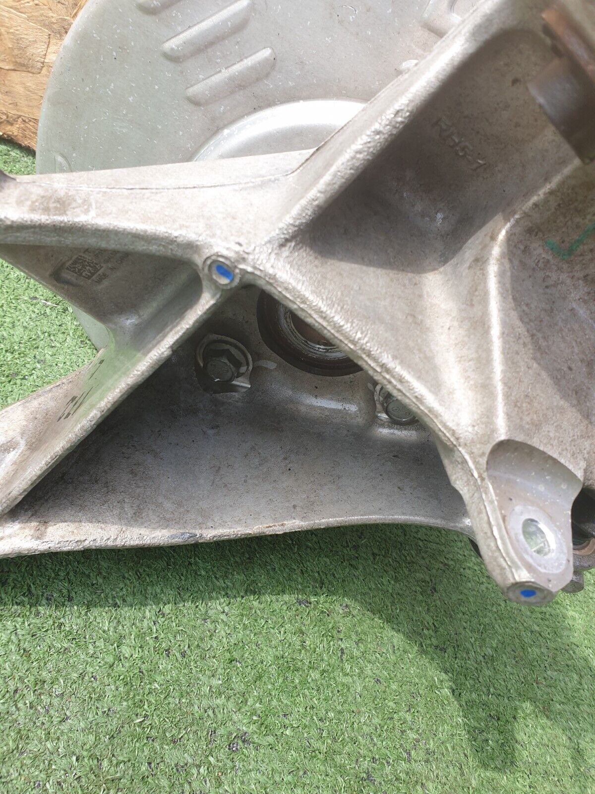2022 TESLA MODEL Y REAR RIGHT SPINDLE KNUCKLE HUB 1044666-00-C + WARRANTY A172