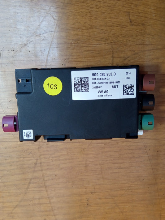✅VW T-ROC 1.5 PETROL 2018 VOLTAGE CONVERTER DISTRIBUTOR USB HUB 5G0035953D - Image 1