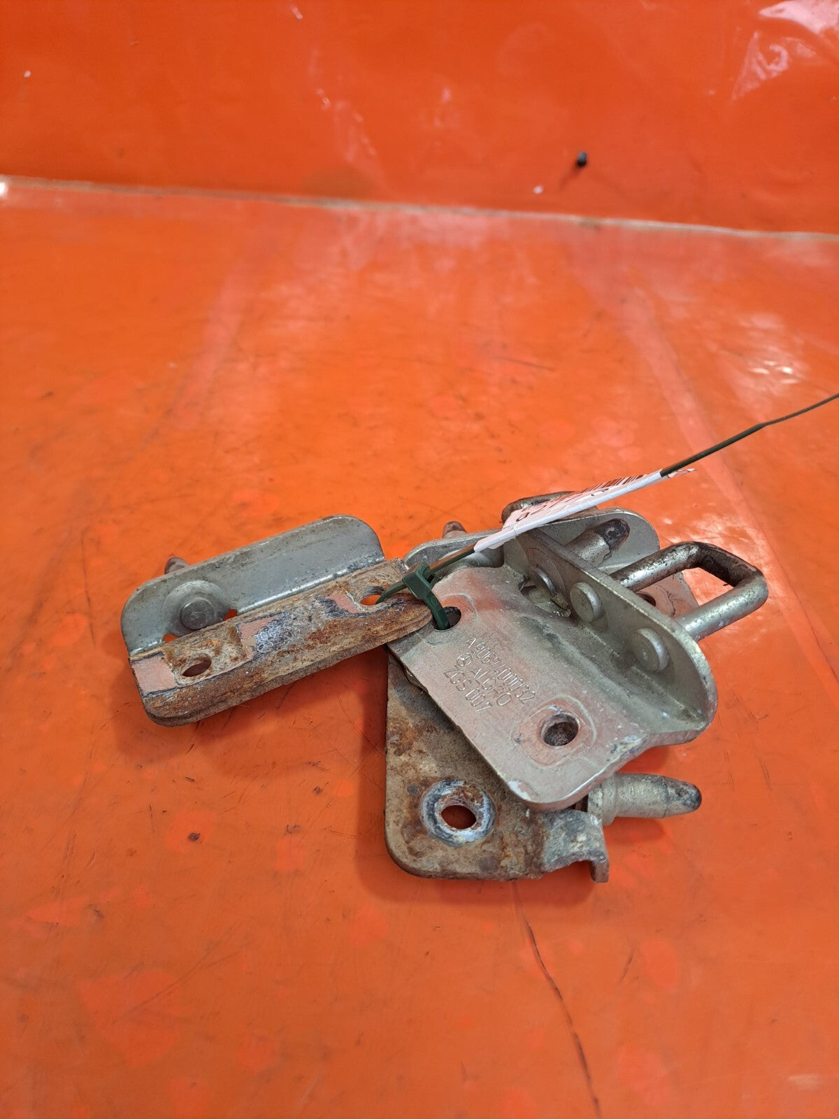 ✅2017 VW CRAFTER 2E REAR DOOR HINGE STRIKER PLATES A9067400032 + WARRANTY - Image 1