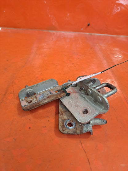 ✅2017 VW CRAFTER 2E REAR DOOR HINGE STRIKER PLATES A9067400032 + WARRANTY - Image 1