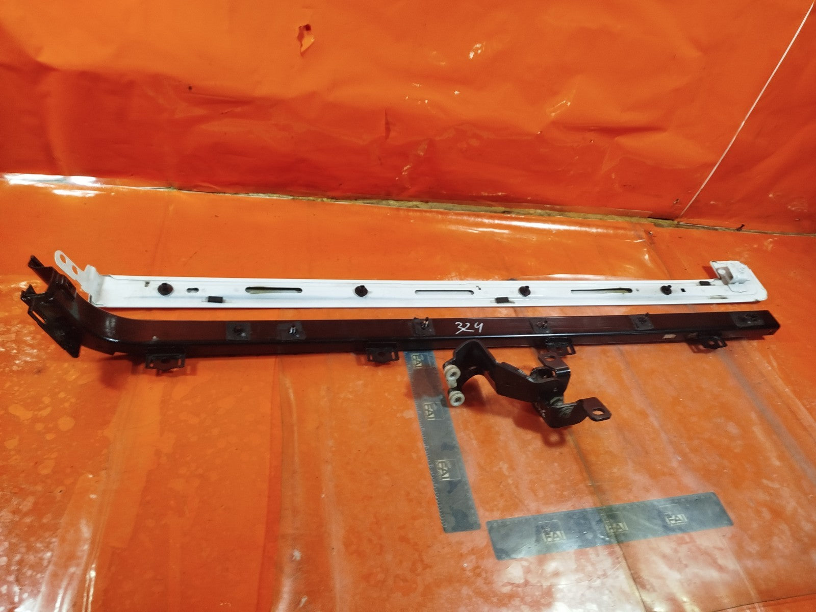 ✅FORD TRANSIT CUSTOM 2.0 DIESEL 2023 LEFT SLIDING DOOR ROLLER & TRIM RAIL A342 - Image 6