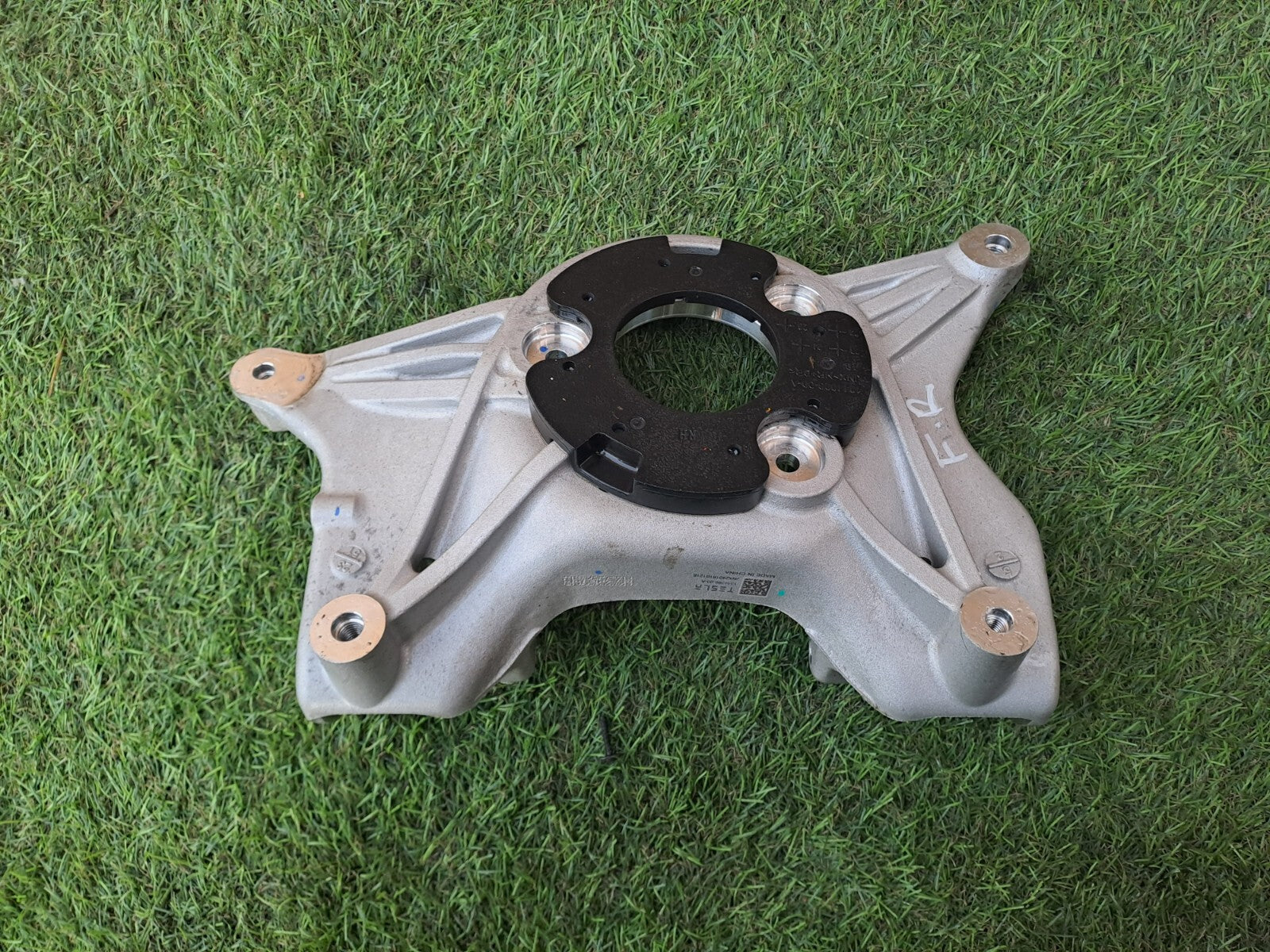 2024 TESLA MODEL 3 LONG FRONT RIGHT STRUT UPPER HOLDER 1044037-00-C A207 - Image 9