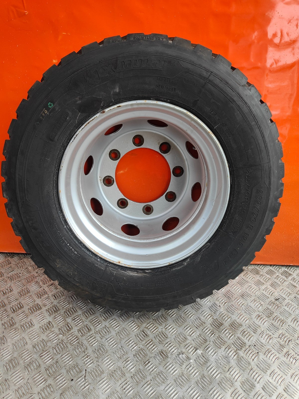 ✅2003 VOLVO FL 5.5D REAR ALLOY WHEEL WITH TYRE 265/70 R19.5 + WARRANTY A324 - Image 1