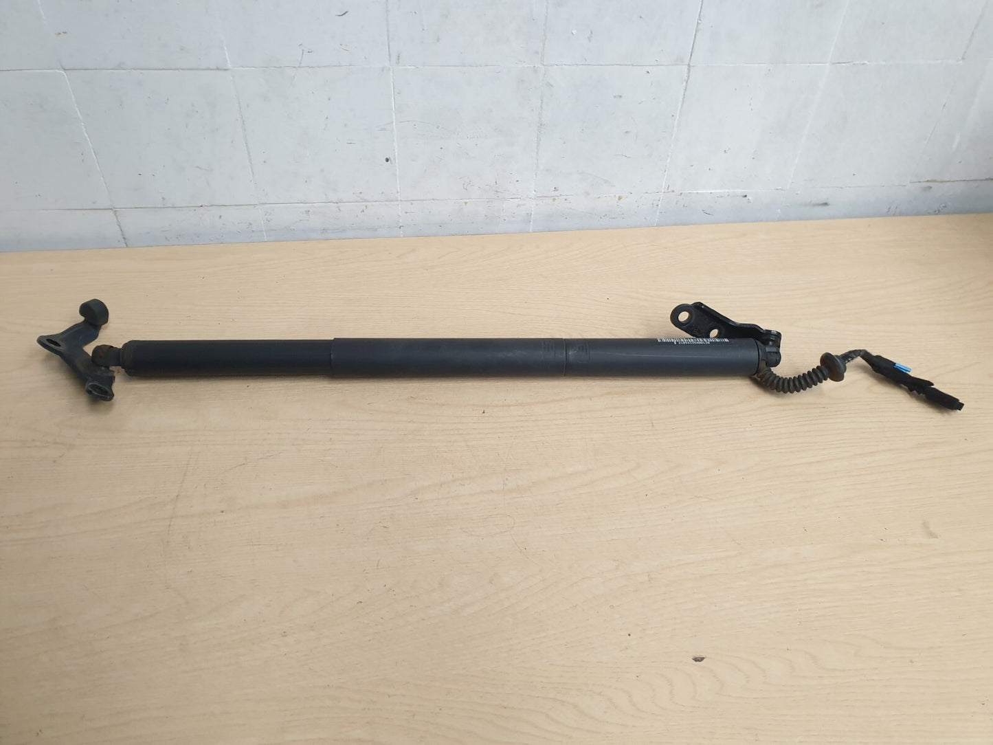 2018 BMW F46 216D 1.5 DIESEL TAILGATE STRUT SHOCK LEFT NEARSIDE 7432771 A036 - Image 4