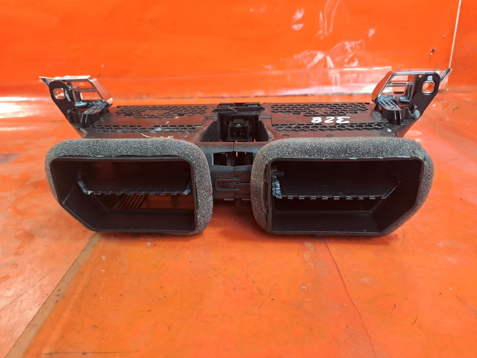 ✅2023 FORD PUMA TITANIUM DASHBOARD CENTRE AIR VENT GRILL H1BB-19K617 + WARRANTY - Image 8