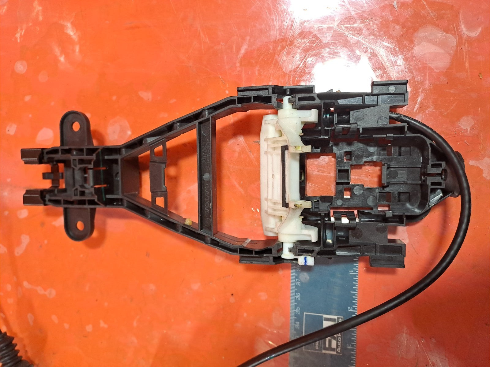 ✅2023 POLESTAR 2 LONG RANGE RIGHT DOOR HANDLE BRACKET 30747098 + WARRANTY  A312 - Image 2