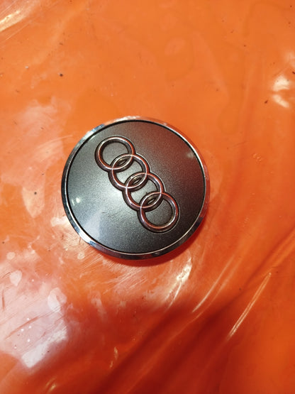 ✅AUDI Q2 ALLOY WHEEL CENTRE CAP COVER 8W0601170 + WARRANTY xAA - Image 1