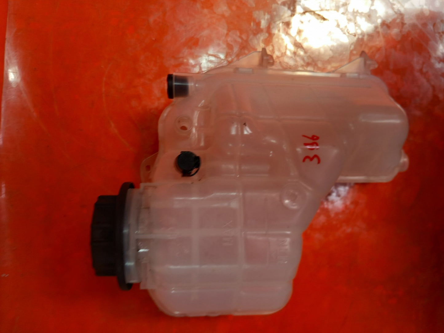 Land Rover Defender L663 3.0 Diesel 2025 Coolant Expansion Tank L8B28A080 A396 - Image 6