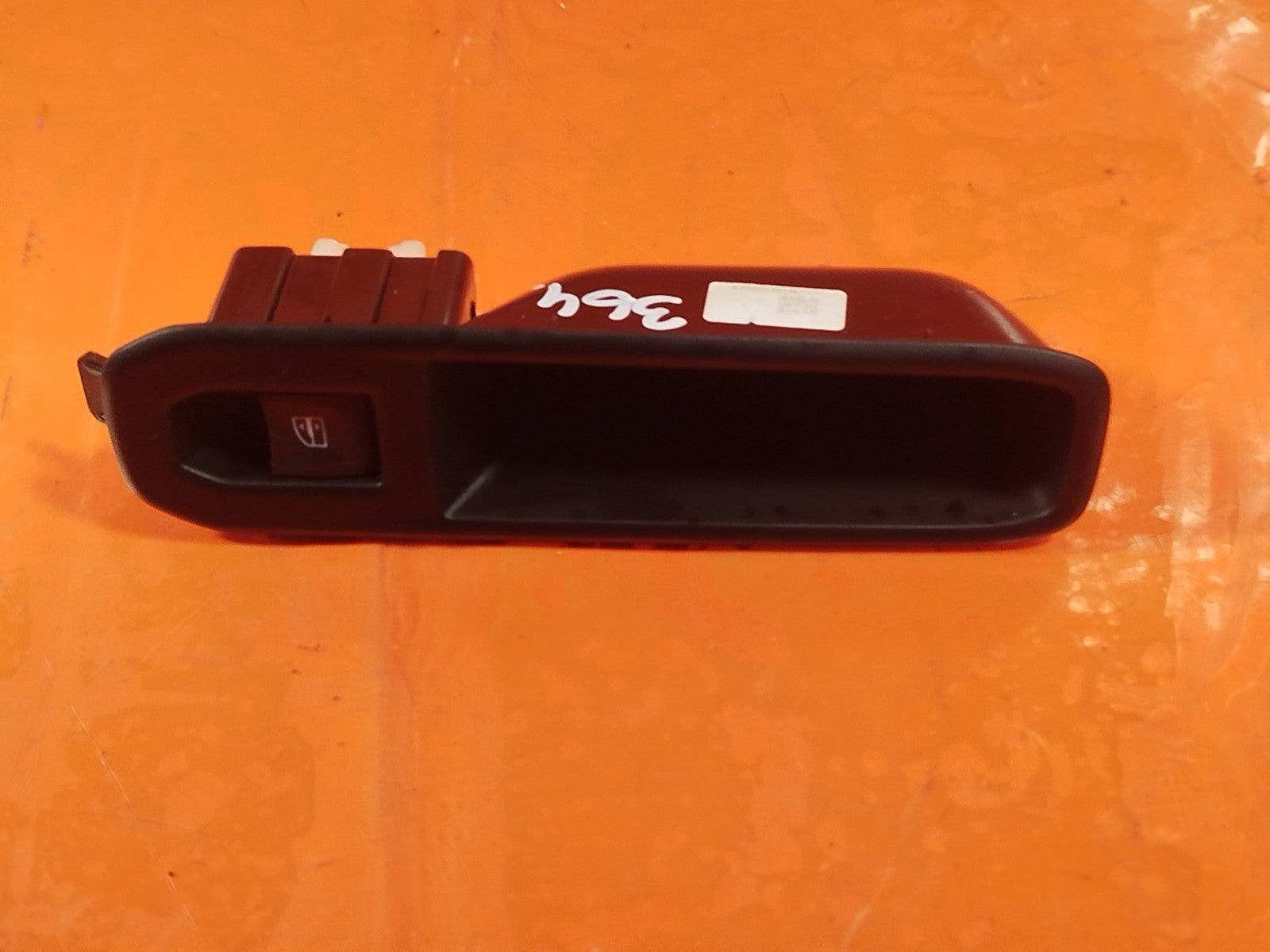 ✅2024 DACIA DUSTER JOURNEY REAR RIGHT WINDOW CONTROL TRIM 829606755R A364 - Image 2