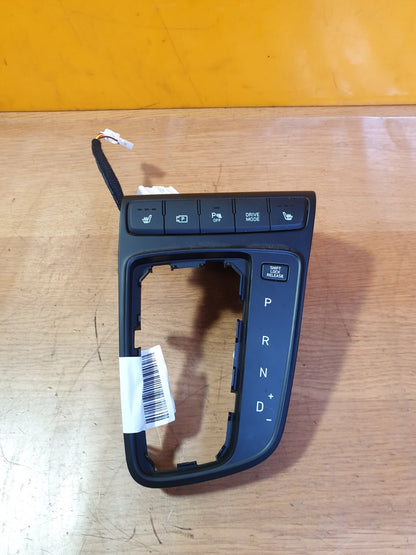 ✅2023 HYUNDAI BAYON T-GDi 1.0P GEAR STICK SURROUND TRIM PANEL 84655-Q0800 A200 - Image 1